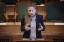 Kvinde taler i Folketinget
