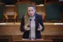 Kvinde taler i Folketinget