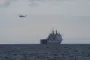 et krigsskib og en helikopter