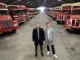 to mænd i en kæmpe garage