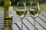 to glas hvidvin på et bord