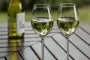 to glas hvidvin på et bord