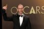 en mand med en oscar