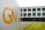 Et logo på en facade
