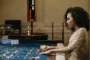 en spiller ved en roulette