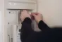 person står ved måleskab