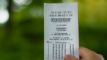 person holder Lotto-kupon