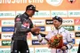en cykelrytter bliver hyldet