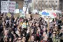 demonstranter med skilte