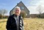 kvinde står foran hus