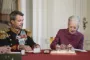 frederik og margrethe signerer papirer