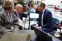 politikere taler sammen