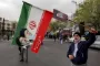 en demonstrant med et flag