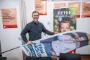 mand står med valgplakater 