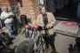 kvinde står foran mikrofoner