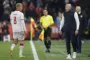 træner går på sidelinjen