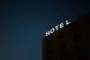 skilt med påskriften hotel 
