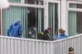 folk står foran bygning