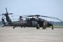 en militærhelikopter på en base