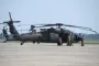 en militærhelikopter på en base