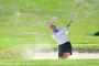 Kvindelig golfspiller på banen
