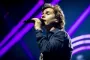 Lukas Graham synger