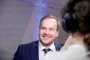mand med slips smiler