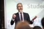 Under valgkampen, hvor Ole Birk Olesen her er til valgdebat på Københavns Universitet, var Liberal Alliance ikke meget for et nationalt sprøjteforbud. Ole Birk Olesen, der skal varetage et stort, grønt ordførerskab, er ikke afvisende nu. (Arkivfoto).