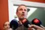 en politiker interviewes