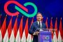 Péter Magyar, hvis parti Tisza vandt valget i Ungarn søndag, holder mandag en lang pressekonference, hvor han tager sig tid til at svare på en bred vifte af spørgsmål - i modsætning til den nuværende premierminister, Viktor Orbán, der ofte kun svarer på nogle få spørgsmål fra venligsindede medier.