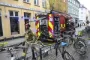 brandbil holder foran bygning