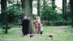 en familie samlet omkring et træ