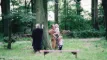 en familie samlet omkring et træ
