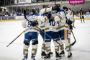 Ishockeyspillere på banen