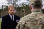 mand hilser på soldat