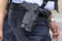 Pistol i hylster på politibetjent