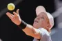 tennisspiller server