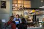 en caféejer i en café