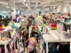 handlende i genbrugsbutik