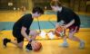 To unge spiller basketball imens de regner brøker