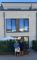 Familien foran huset