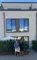 Familien foran huset