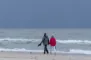 to ældre på stranden