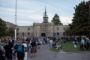folk i kø til filmen