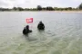 Greenpeace sætter flag op