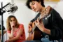 Kvinde spiller guitar