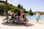 mand med mobil på strand