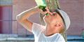 Alkoholikere betales med øl for at feje gader