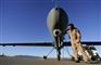 En tekniker er ved at gøre et ubemandet fly - en såkaldt drone - klar til at lette.
 Foto: AP/Ross D. Franklin / POLFOTO