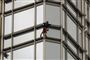 Alain Robert kravlede 283 meter op på ydersiden af en skyskraber uden sikkerhedsudstyr.
 Foto: AP/Kin Cheung / POLFOTO